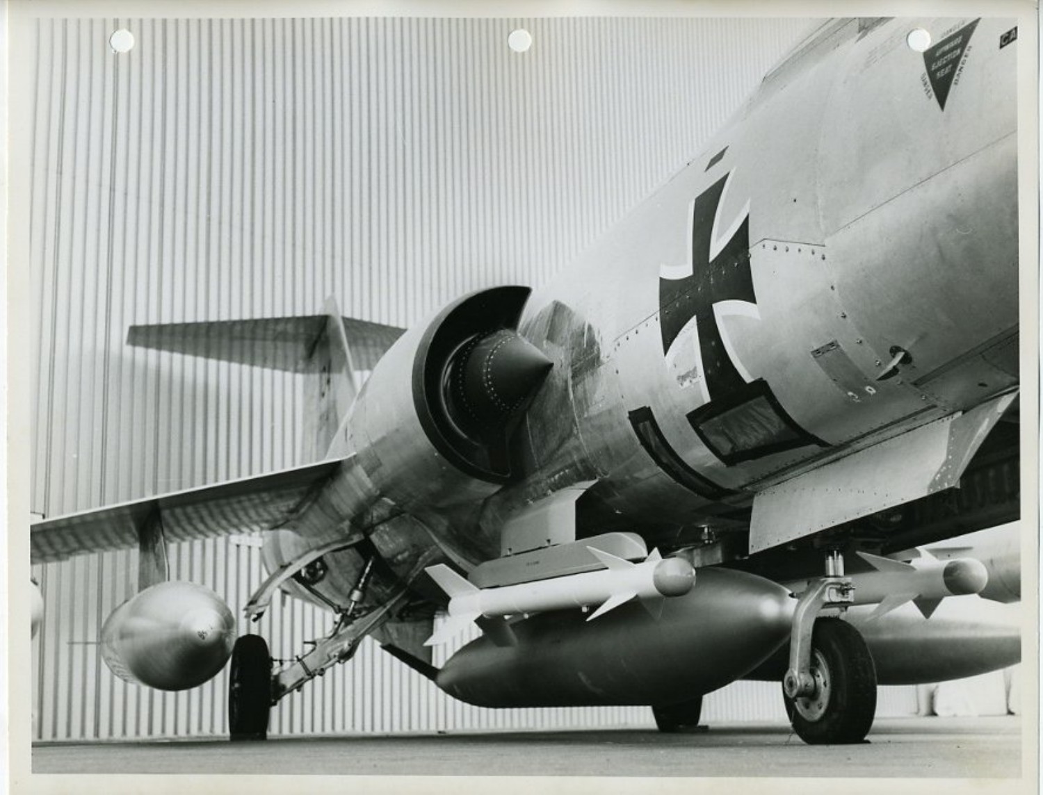 Lockheed-Mock-up von schräg unten mit Hauptfahrwerk, großem Außenlastkörper und schlanken beflügelten Lasten unter dem Rumpf.