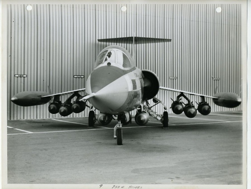 Lockheed-Mock-up mit Flügelspitzentanks und neun Bombenattrappen; handschriftliche Beschriftung nennt neun Bomben der 750-Pfund-Klasse.