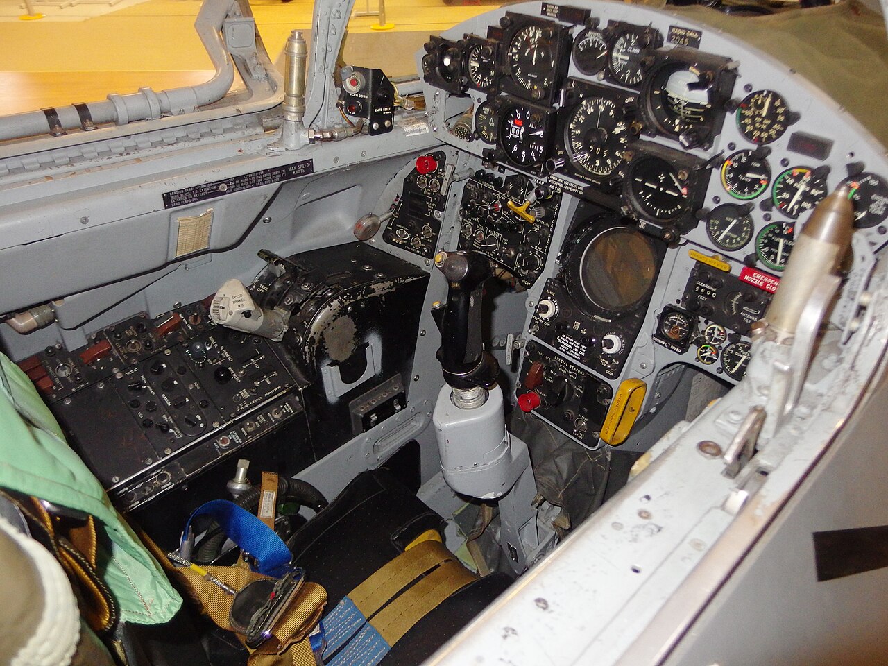 F-104G-Cockpit mit Rundinstrumenten, Radarschirm, Steuerknüppel und seitlichen Schalterkonsolen.