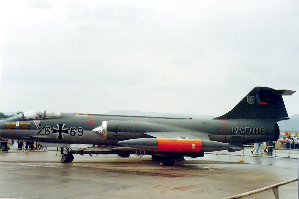 Marine-Starfighter 26+69 auf dem Flugfeld mit Zusatztanks und Außenlasten.