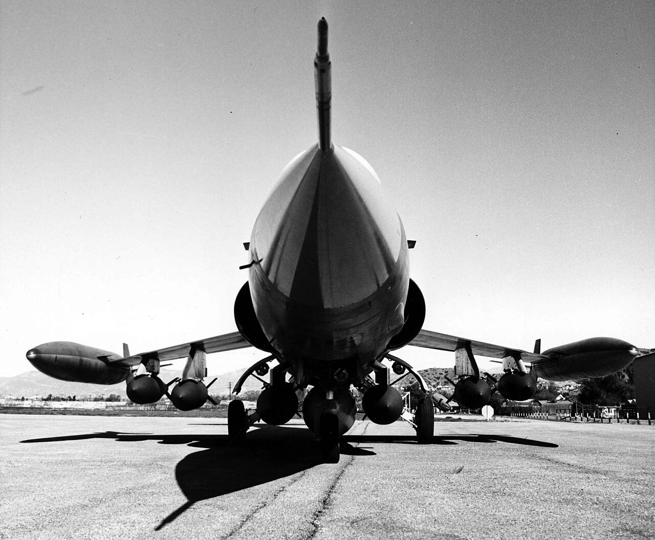 Frontalansicht einer F-104G am Boden mit Flügelspitzentanks und mehreren unter den Tragflächen und dem Rumpf aufgehängten Bomben.